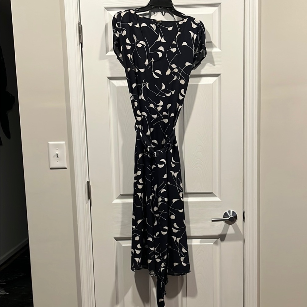 Ann Taylor Elegant Black‎ and White Patterned Dress. Size 10